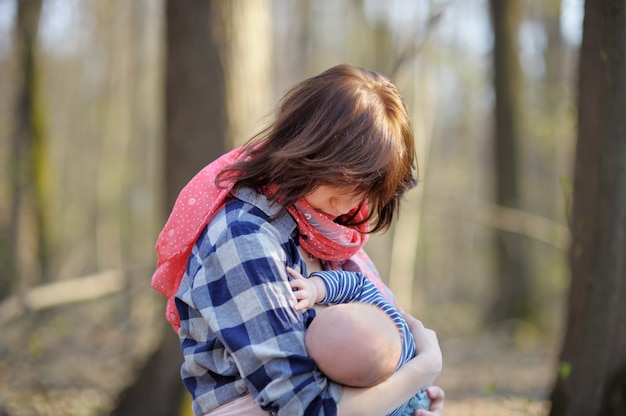 Mamma che allatta al seno il suo bambino