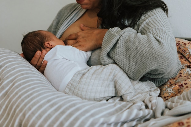 Mamma che allatta al seno il suo bambino