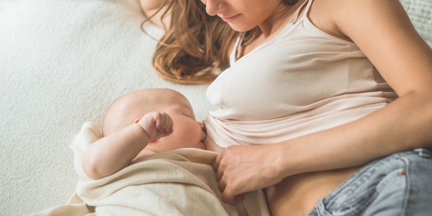 Mamma che allatta il suo bambino