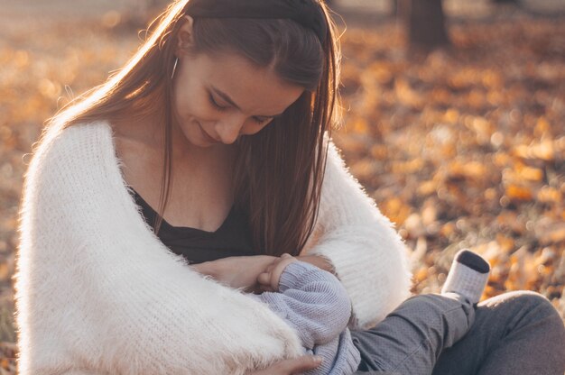 Mamma che allatta il suo bambino