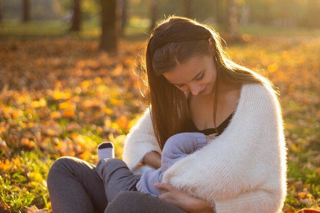 Mamma che allatta il suo bambino