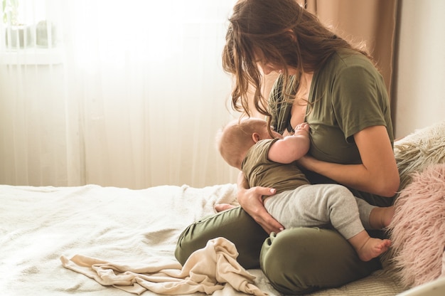 Mamma che allatta il suo bambino