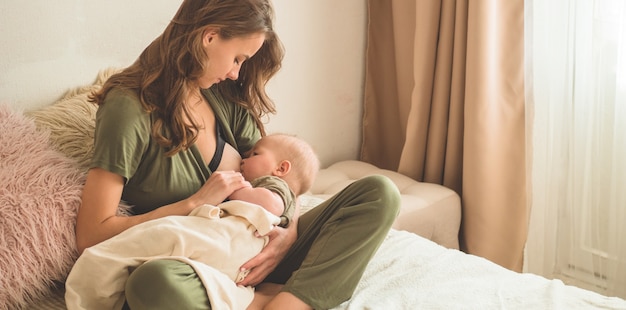 Mamma che allatta il suo bambino