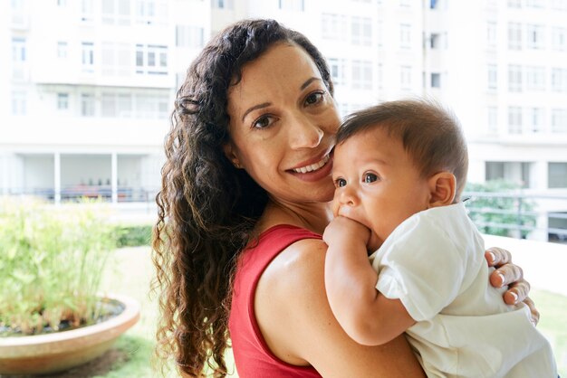 Mamma con bambino in braccio