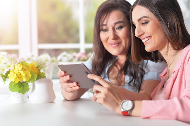 Mamma con figlia con un tablet