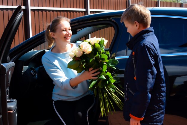 Mamma con figlio e fiori.