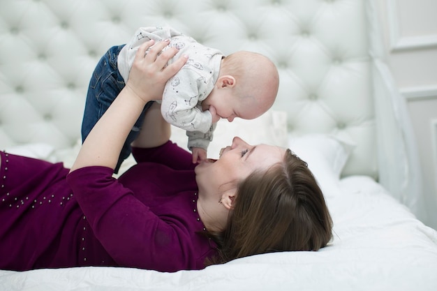 Mamma con il figlioletto sul lettoMadre e bambino