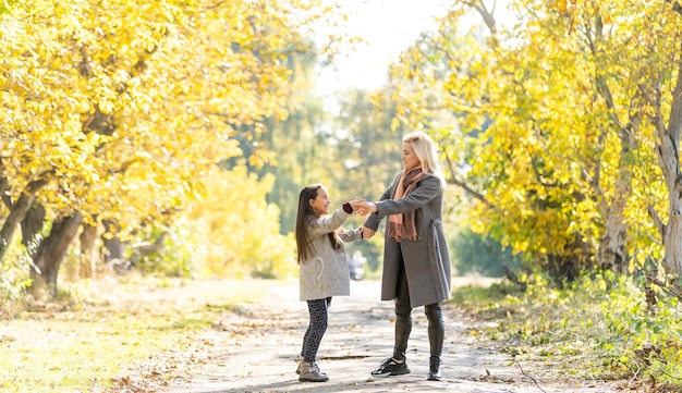 Mamma con sua figlia durante l'autunno.