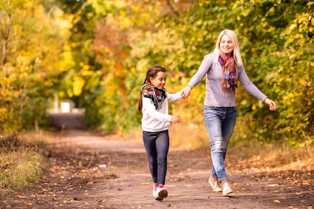 Mamma con sua figlia durante l'autunno