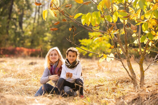 Mamma con sua figlia durante l'autunno