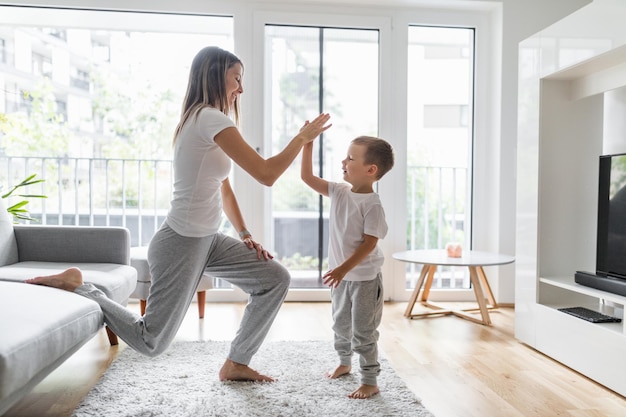 Mamma con suo figlio che si allena in soggiorno