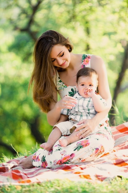 Mamma con suo figlio nel parco