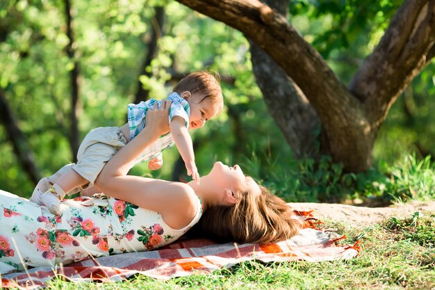 Mamma con suo figlio nel parco