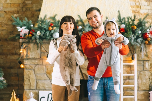 mamma di natale papà figlio e gatto