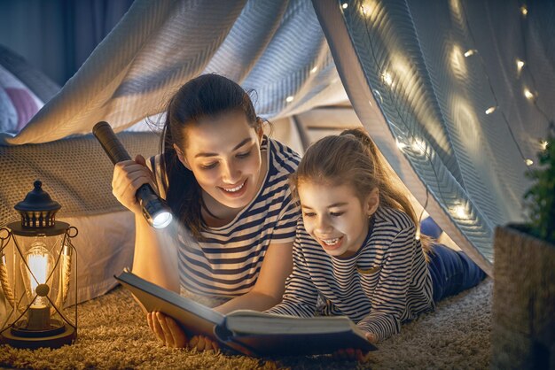 Mamma e bambino che leggono un libro