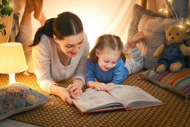 Mamma e bambino che leggono un libro