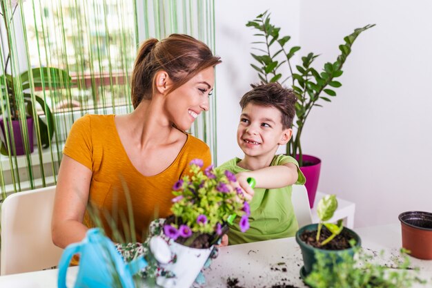 Mamma e bambino che piantano insieme le piante