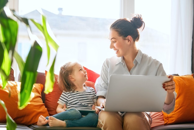 Mamma e bambino con il computer portatile