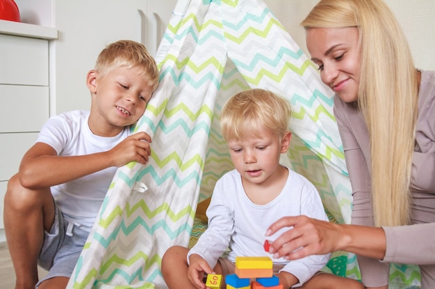 Mamma e bambino giocano insieme