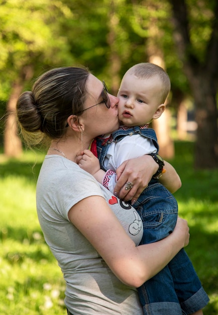 Mamma e bambino nel parco