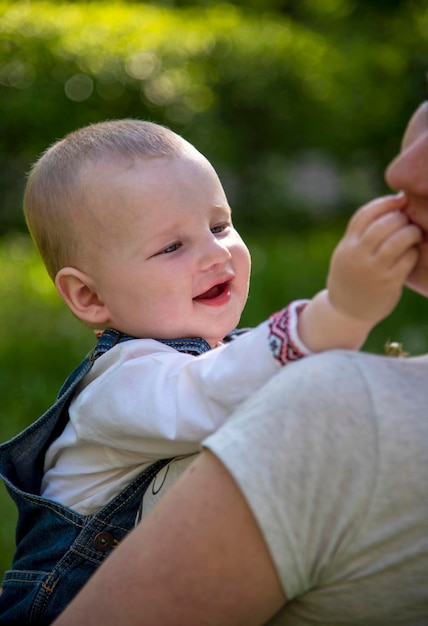 Mamma e bambino nel parco