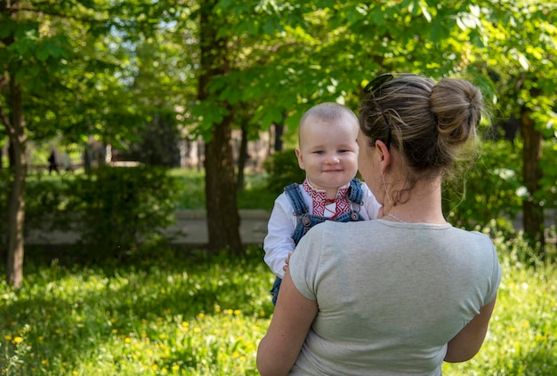 Mamma e bambino nel parco