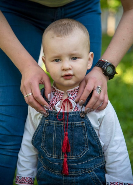 Mamma e bambino nel parco