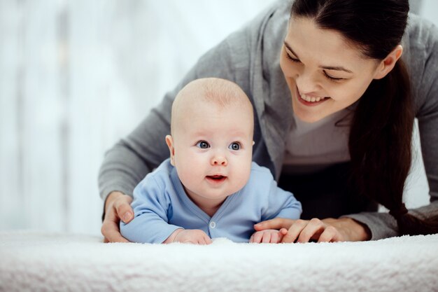 Mamma e bambino piccolo