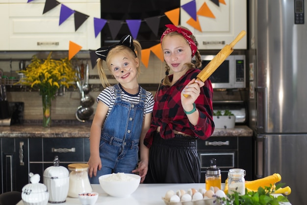 Mamma e bambino preparano il cibo festivo per Halloween e il compleanno