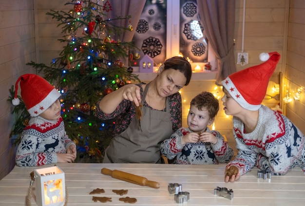 Mamma e figli fanno i biscotti allo zenzero per Natale