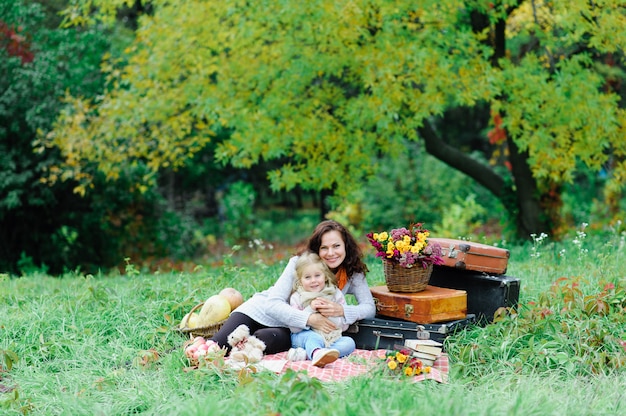 Mamma e figlia a fare un picnic