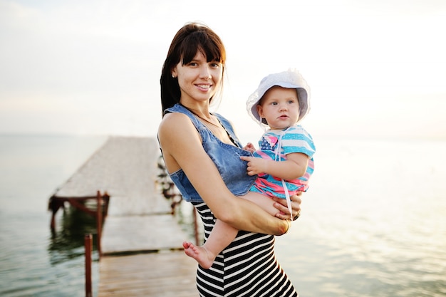 Mamma e figlia al tramonto