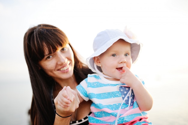 Mamma e figlia al tramonto