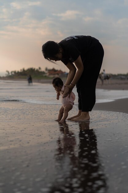 Mamma e figlia appena nata sulla spiaggia