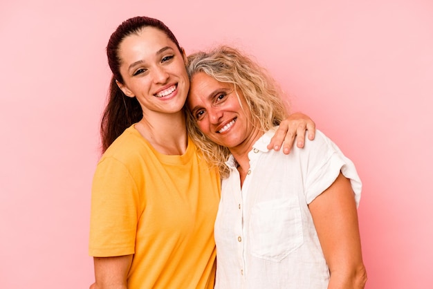 Mamma e figlia caucasiche isolate su sfondo rosa