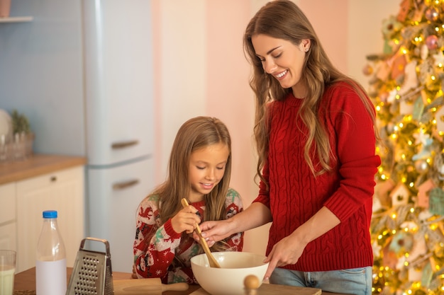 Mamma e figlia che cucinano insieme in cucina