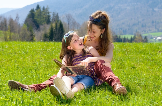 Mamma e figlia che leggono un libro