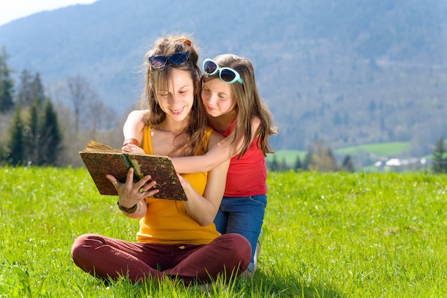 Mamma e figlia che leggono un libro
