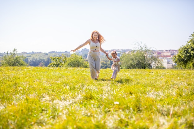 Mamma e figlia che ridono e si divertono nel parco il concetto di una felice amicizia e amore familiare