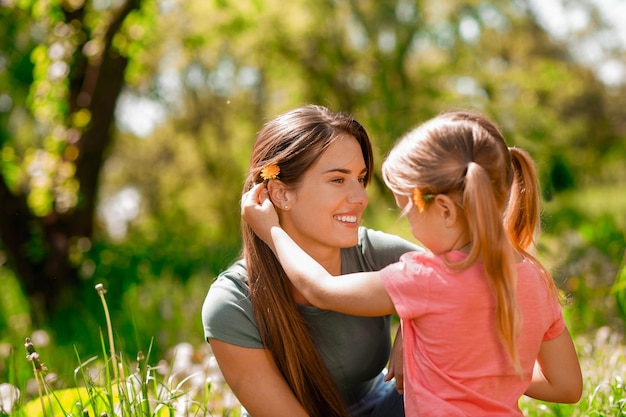 Mamma e figlia che sembrano felici e sorridenti