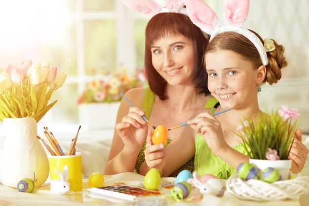 Mamma e figlia colorano le uova a Pasqua