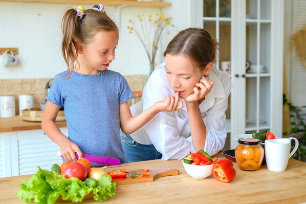 mamma e figlia cucinano cibo sano insieme in cucina cibo sano e concetto di stile di vita