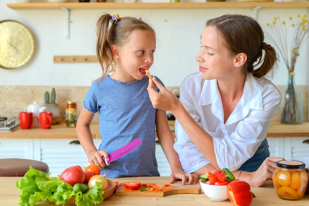 mamma e figlia cucinano cibo sano insieme in cucina cibo sano e concetto di stile di vita