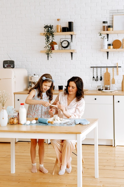 Mamma e figlia cucinano insieme in cucina.