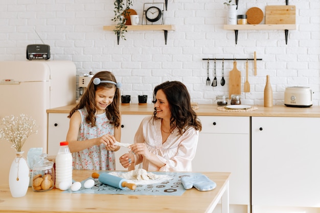 Mamma e figlia cucinano insieme in cucina.