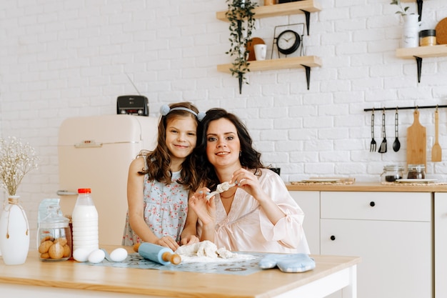 Mamma e figlia cucinano insieme in cucina.