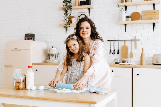 Mamma e figlia cucinano insieme in cucina.