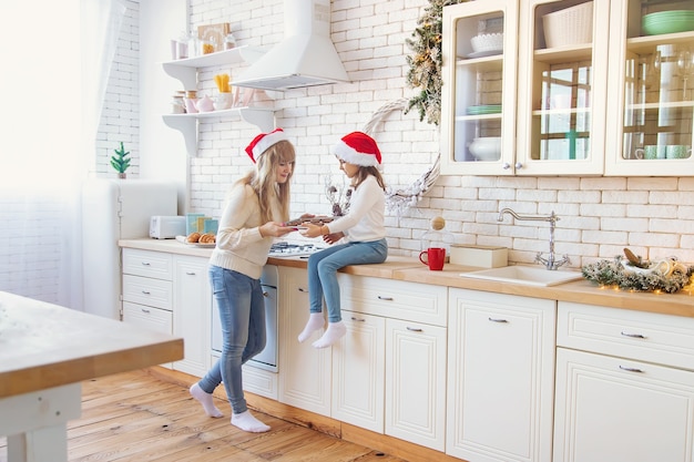 Mamma e figlia cuociono i biscotti di Natale