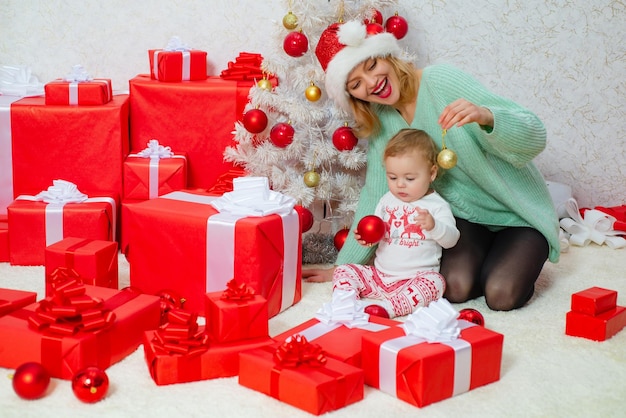 Mamma e figlia decorano l'albero di Natale Famiglia amorevole di Natale Celebrazione delle vacanze e insieme