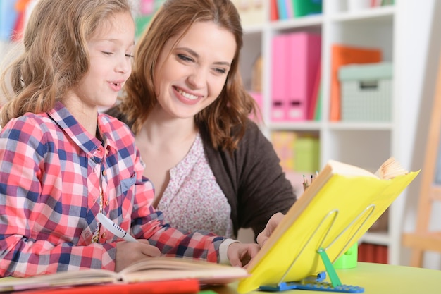 Mamma e figlia fanno lezione a tavola